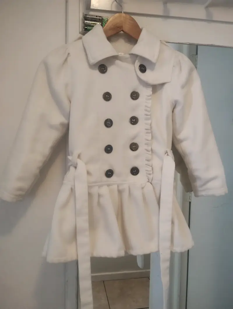 Abrigo infantil blanco con botones - 1
