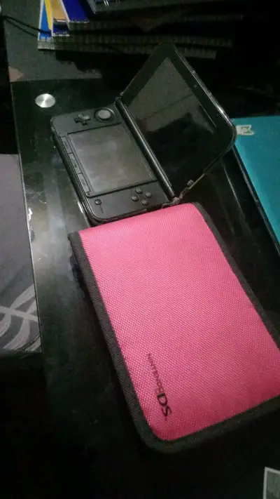 Consola Nintendo 3DS XL con funda rosa - miniatura 1