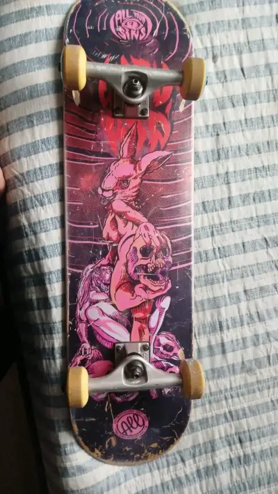 Tabla de skate usada con desgaste - miniatura 2