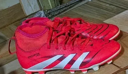 Botines de fútbol Adidas Predator rojos