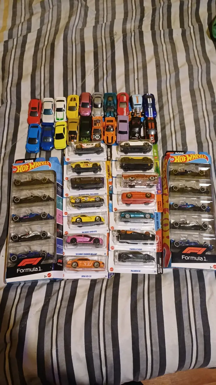 Colección de autos Hot Wheels variados
