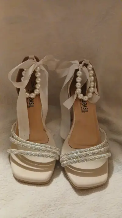Tacones elegantes con perlas y lazos - miniatura 1