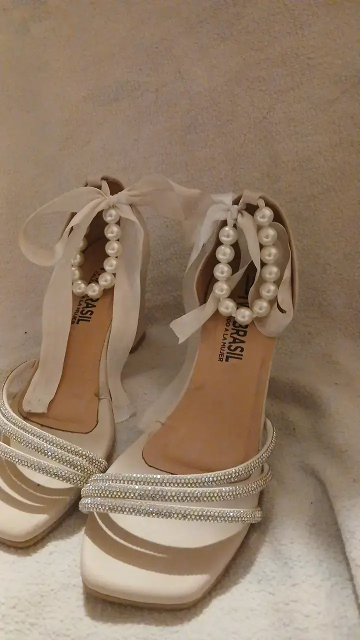 Tacones elegantes con perlas y lazos - 2
