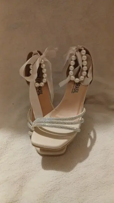 Tacones elegantes con perlas y lazos - miniatura 3