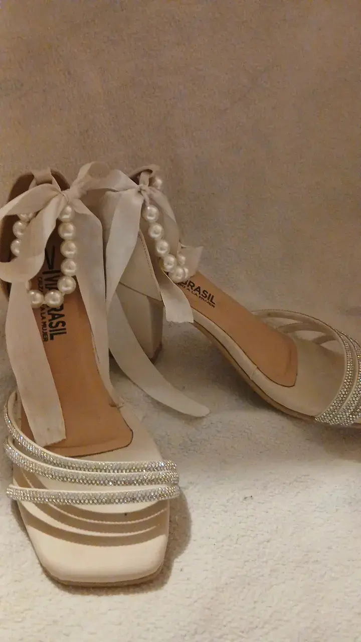 Tacones elegantes con perlas y lazos - 4