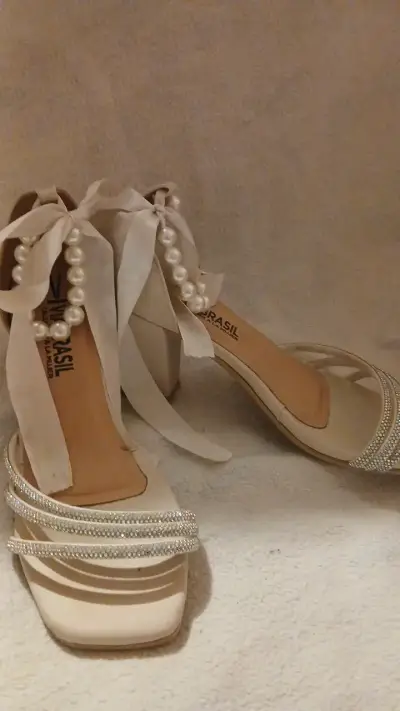 Tacones elegantes con perlas y lazos - miniatura 4
