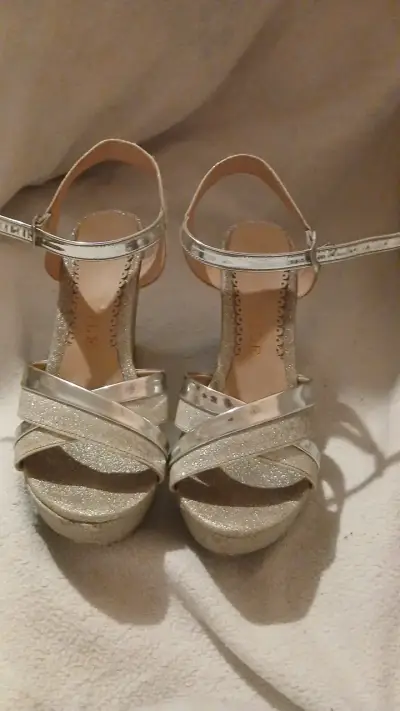 Sandalias de tacón plateadas brillantes - miniatura 1