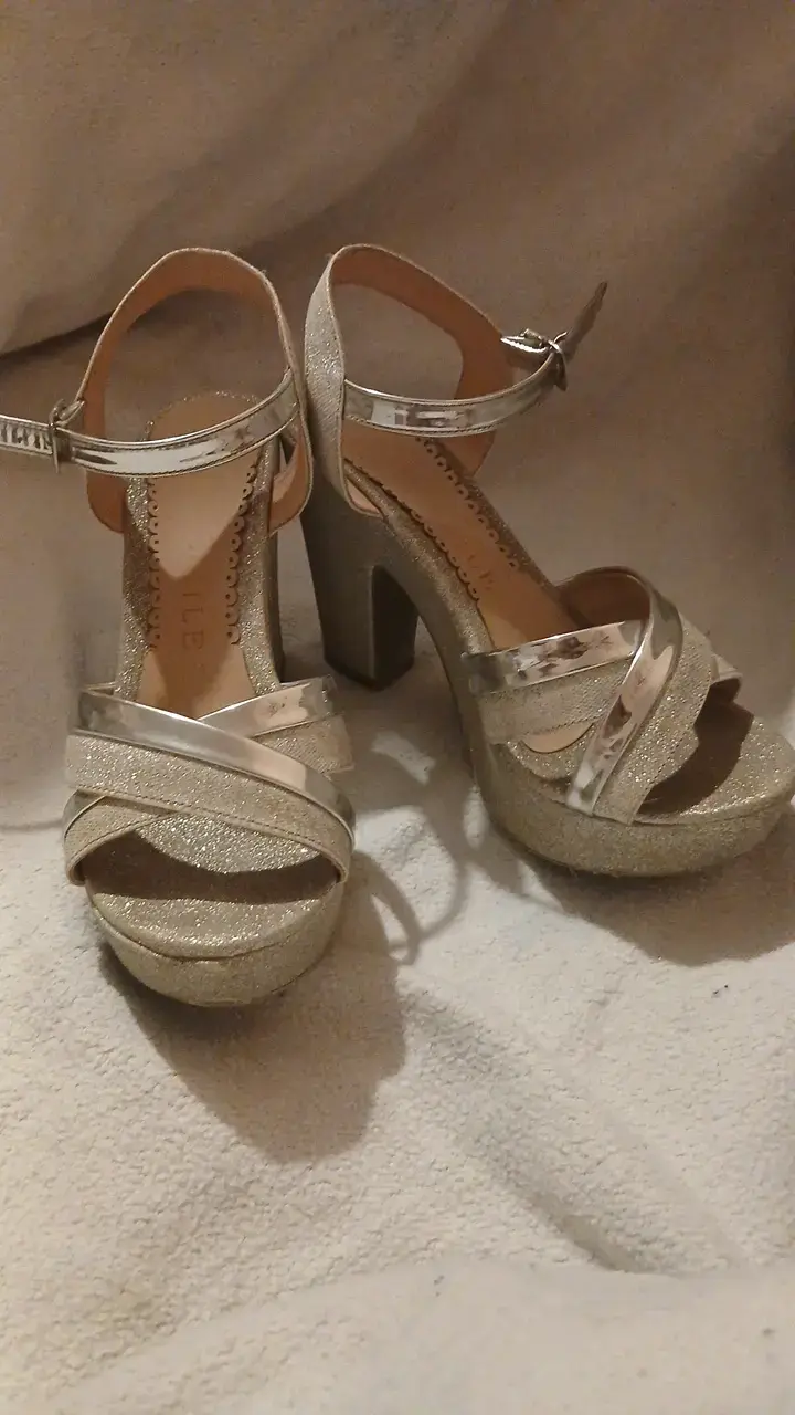 Sandalias de tacón plateadas brillantes - 2