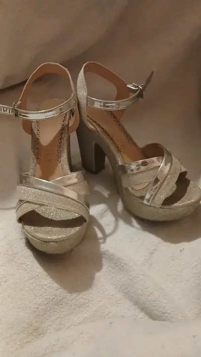 Sandalias de tacón plateadas brillantes - miniatura 2