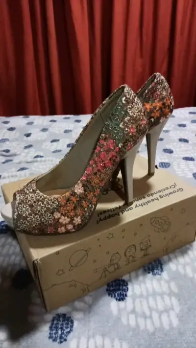 Tacones altos con diseño floral bordado - miniatura 1