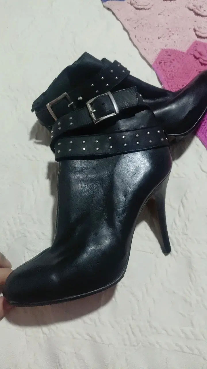 Botines de cuero negro con hebillas y tachas - 1