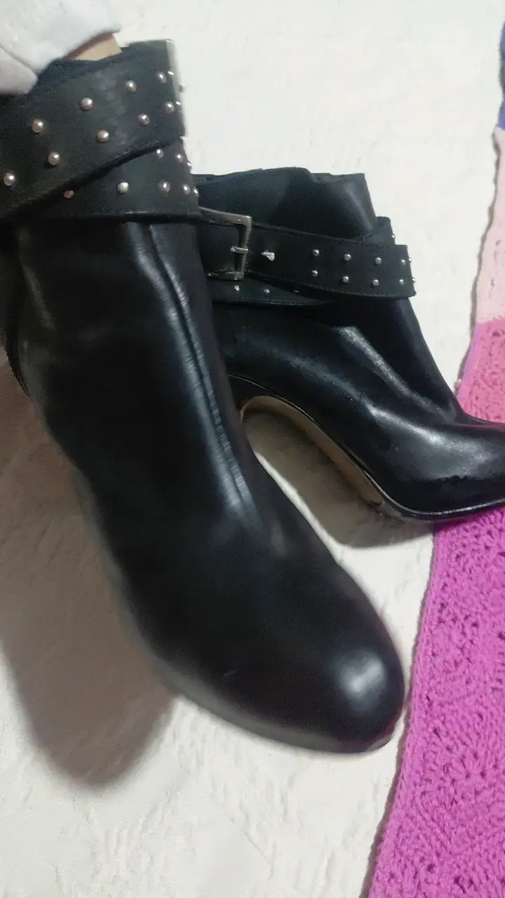 Botines de cuero negro con hebillas y tachas - 2