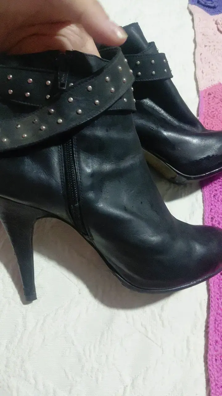 Botines de cuero negro con hebillas y tachas - 3