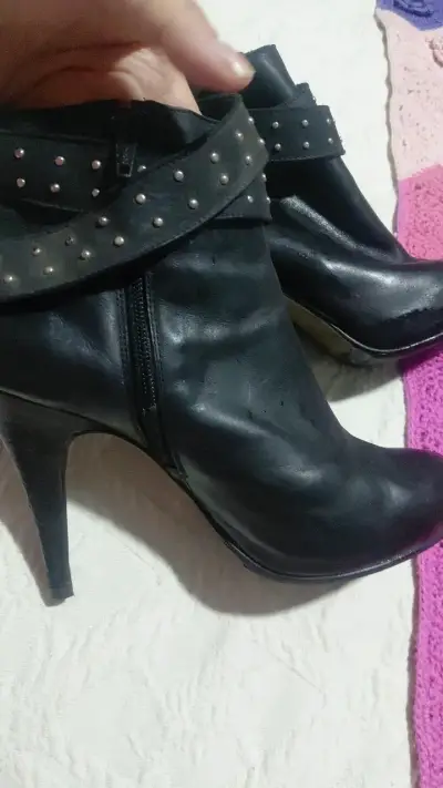 Botines de cuero negro con hebillas y tachas - miniatura 3