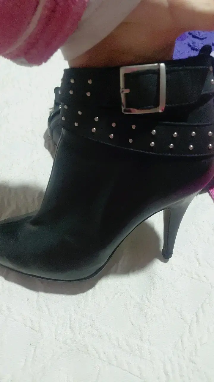 Botines de cuero negro con hebillas y tachas - 5