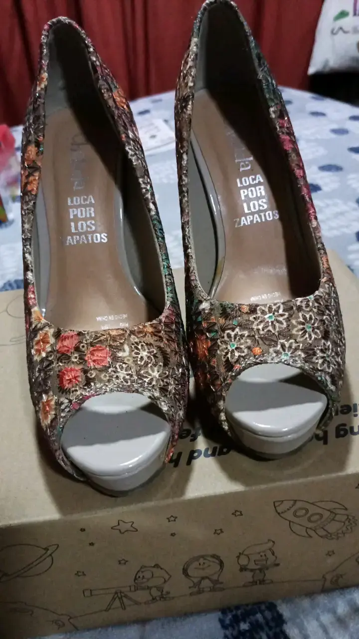 Tacones altos con diseño floral bordado - 2