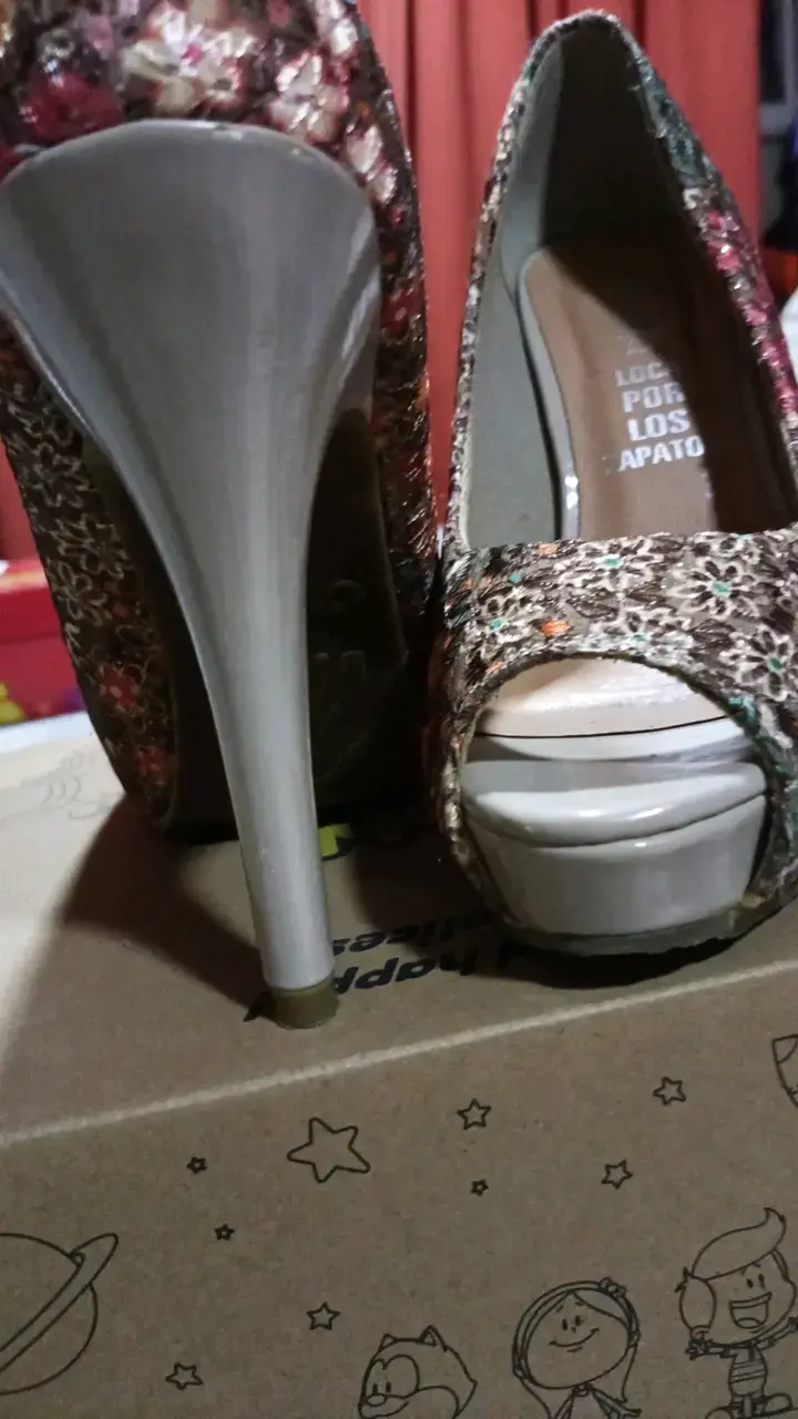 Tacones altos con diseño floral bordado - 3