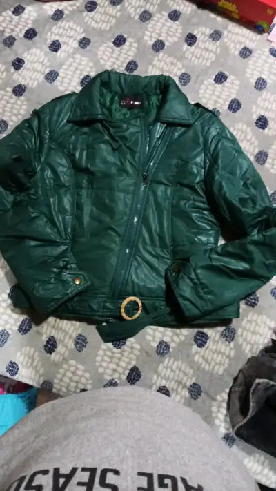 Chaqueta verde acolchada con cinturón - miniatura 1