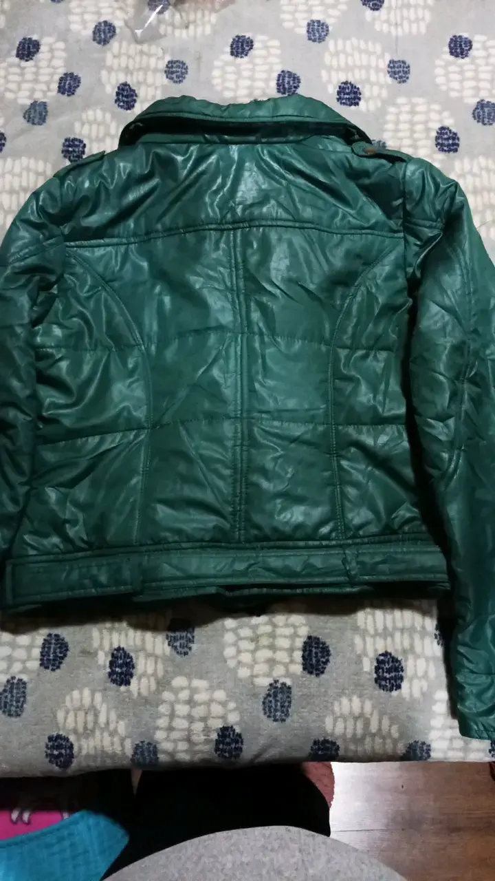 Chaqueta verde acolchada con cinturón - 2