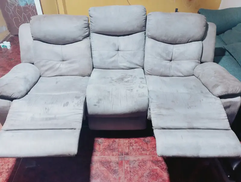 Sofá reclinable de tres plazas gris - 1