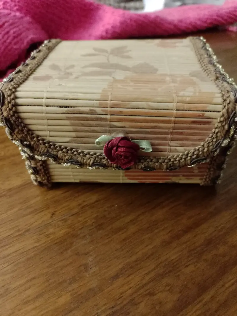 Caja decorativa de bambú con flor
