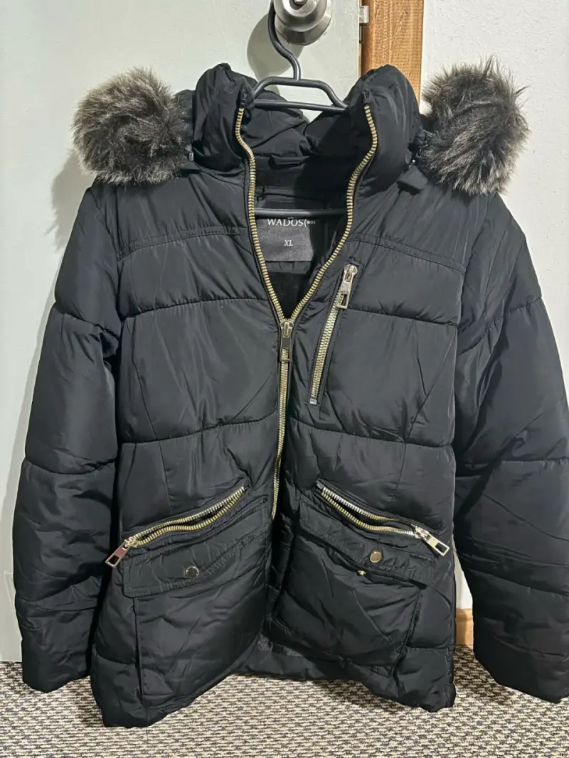 Parka negra con capucha. Wados XL pequeña - 1