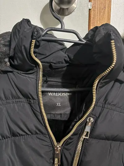 Parka negra con capucha. Wados XL pequeña - miniatura 3