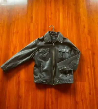 Chaqueta de cuero negra con bolsillos - miniatura 1