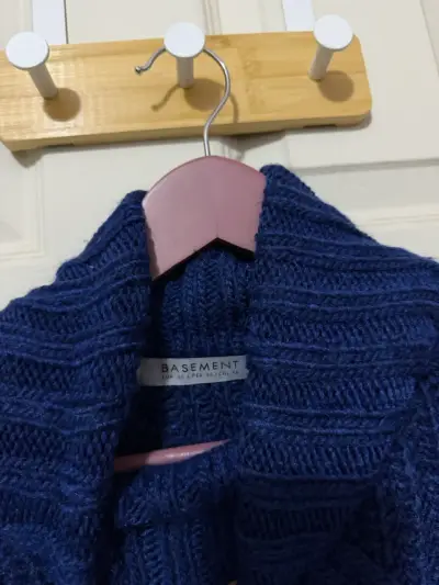 Suéter azul de lana con cuello alto - miniatura 2