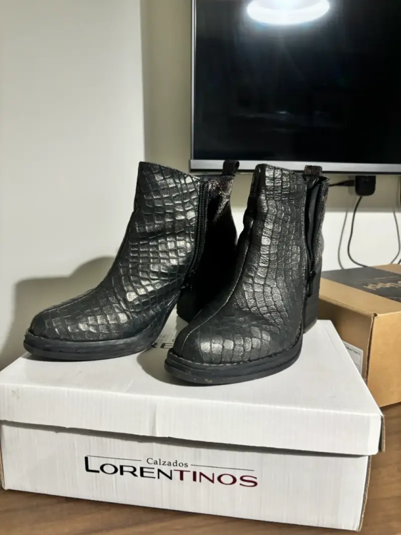 Botines negros de cuero estilo cocodrilo - 1