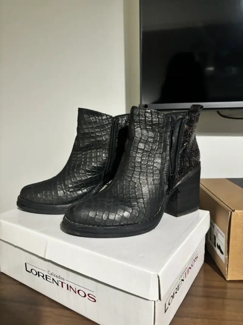 Botines negros de cuero estilo cocodrilo - 2