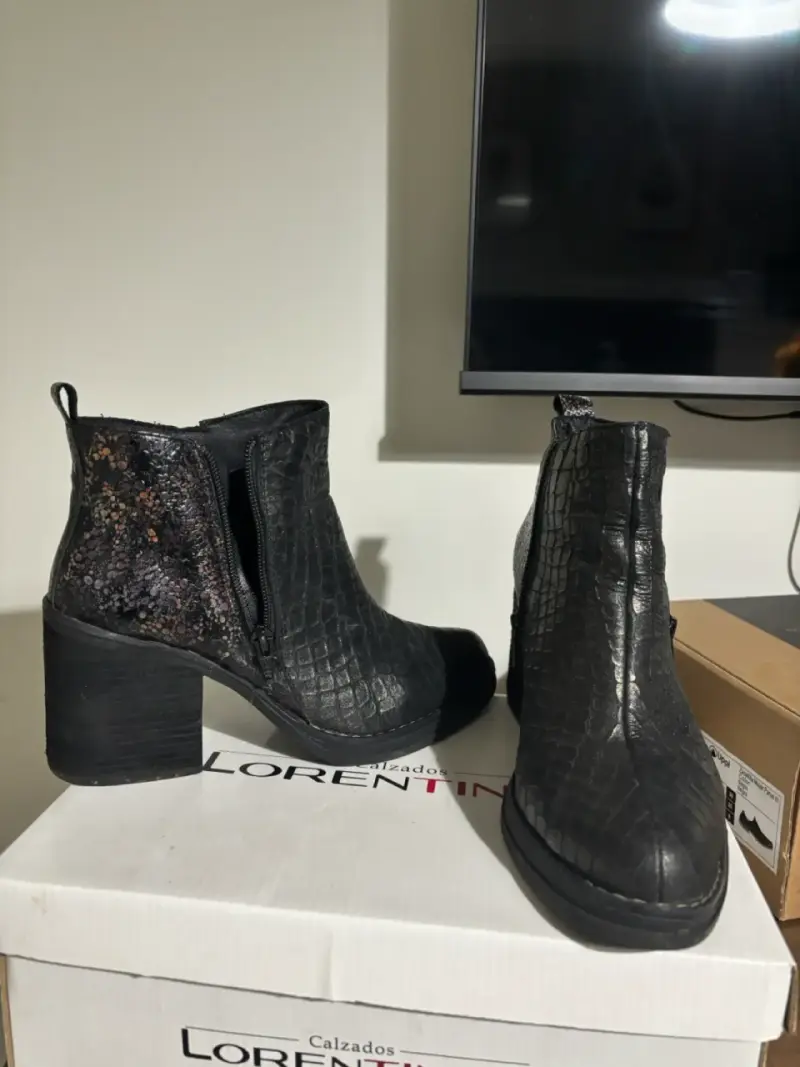 Botines negros de cuero estilo cocodrilo - 3