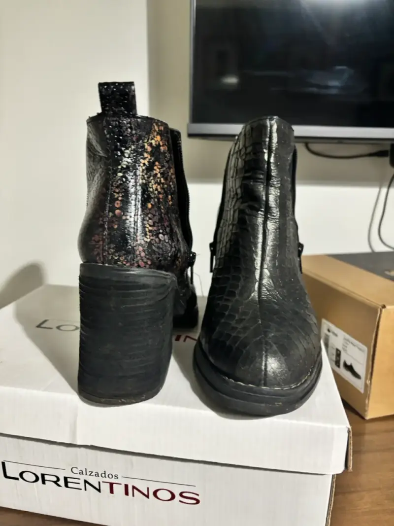 Botines negros de cuero estilo cocodrilo - 4