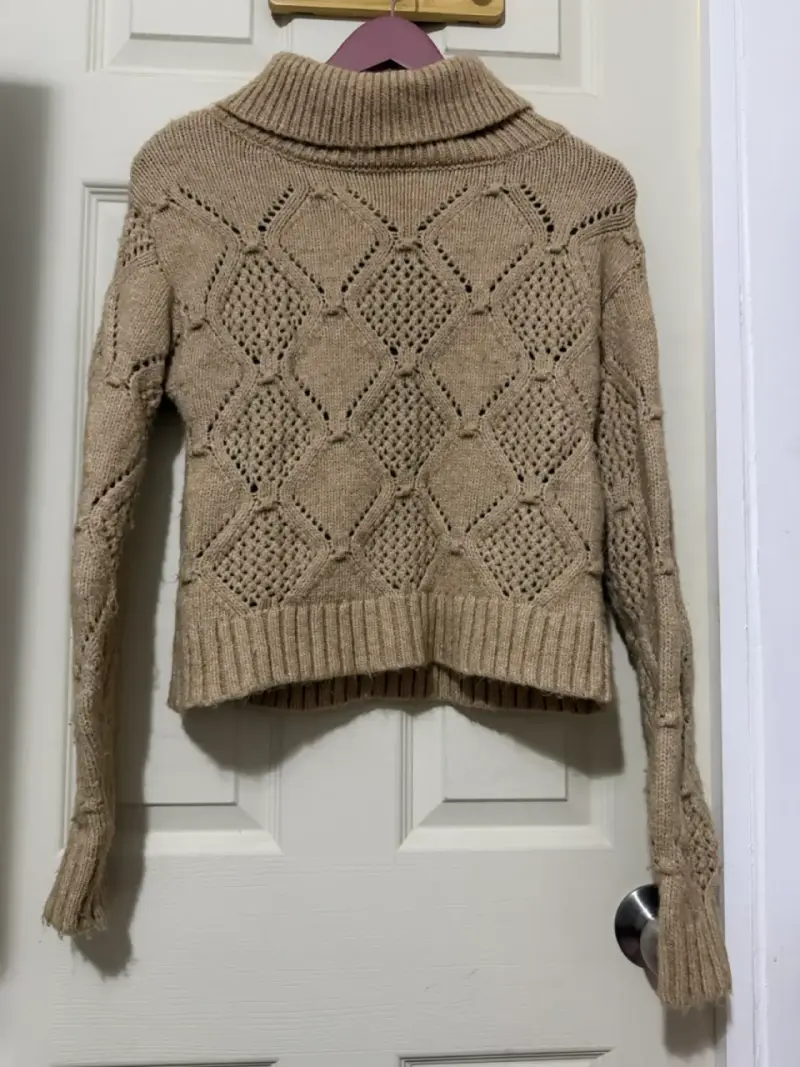 Suéter de punto beige con cuello alto - 1