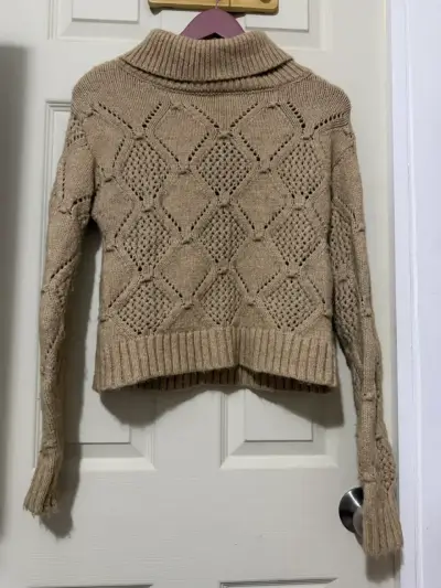 Suéter de punto beige con cuello alto - miniatura 1