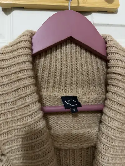 Suéter de punto beige con cuello alto - miniatura 2