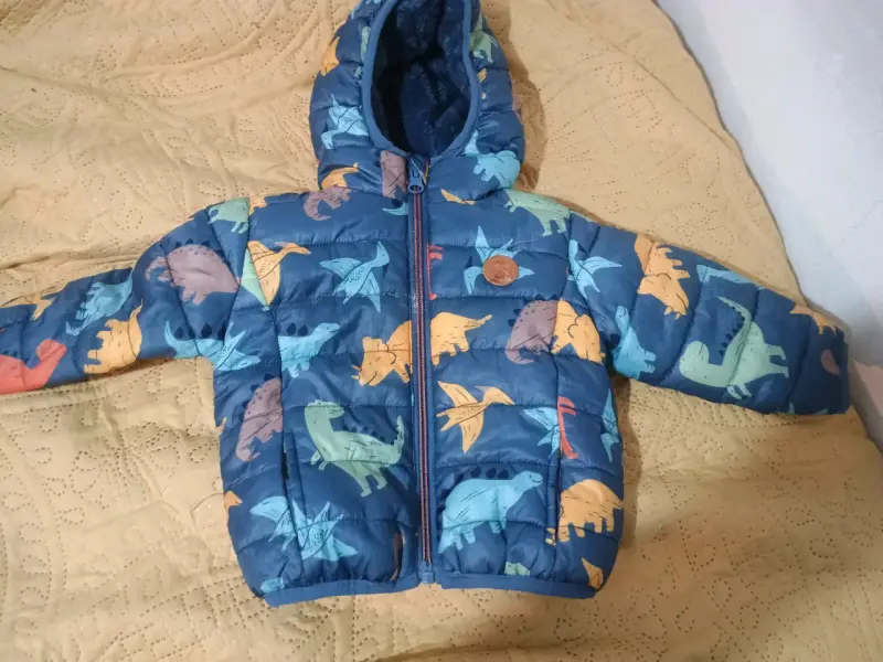 Chaqueta infantil con capucha y diseño de dinosaurios - 1