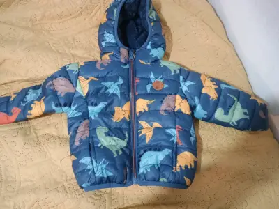 Chaqueta infantil con capucha y diseño de dinosaurios - miniatura 1