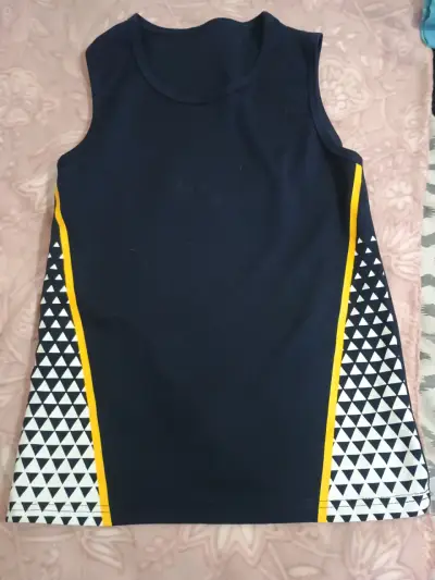 Polera sin mangas azul con diseño geométrico - miniatura 1