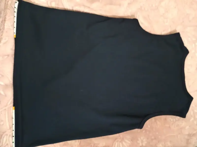 Polera sin mangas azul con diseño geométrico - 2