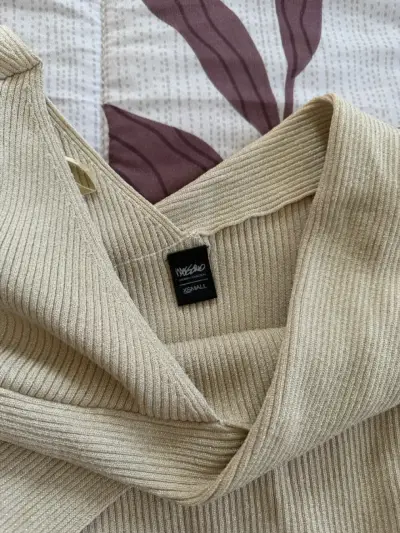 Polera dorada de punto con escote cruzado - miniatura 2