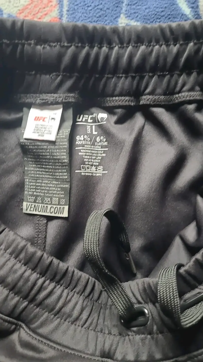 Shorts deportivos UFC Venum negros talla L - 1