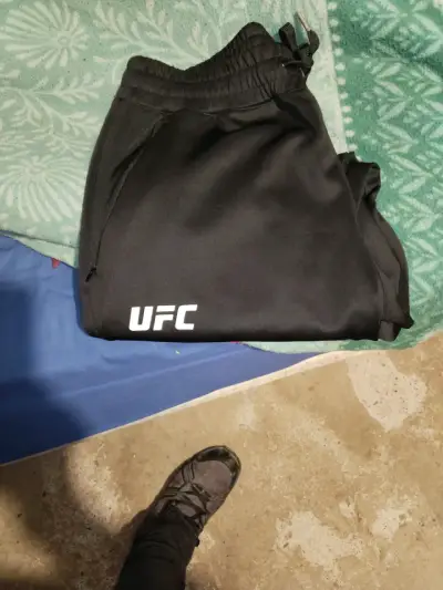 Shorts deportivos UFC Venum negros talla L - miniatura 3
