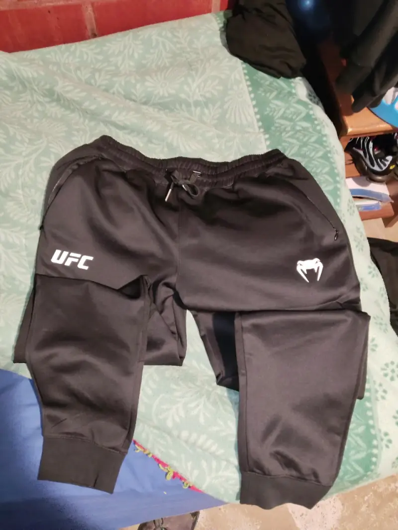 Shorts deportivos UFC Venum negros talla L - 4