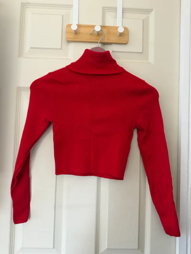 Polera roja de cuello alto para mujer - 1