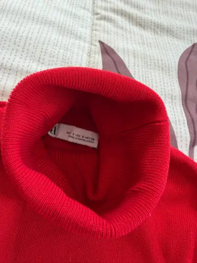 Polera roja de cuello alto para mujer - miniatura 2