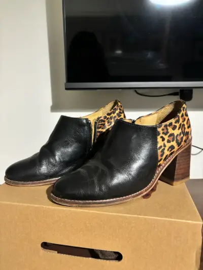 Botines de cuero negro con estampado animal print - miniatura 1