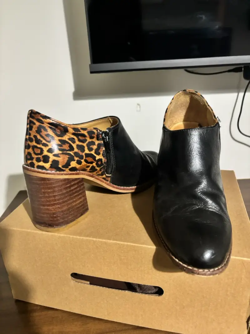 Botines de cuero negro con estampado animal print - 2