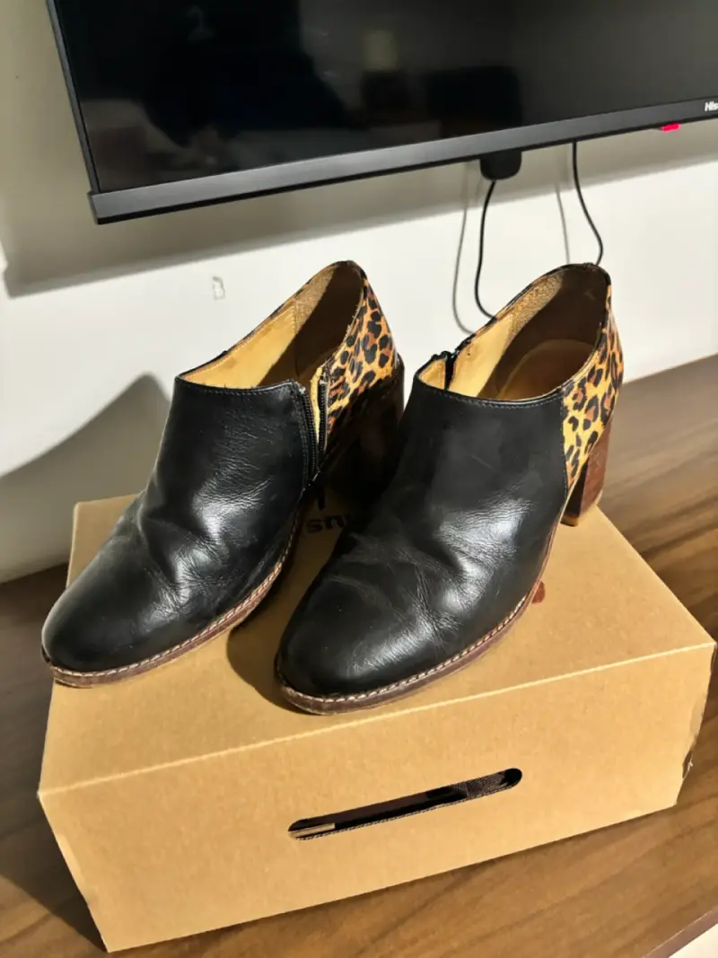 Botines de cuero negro con estampado animal print - 3