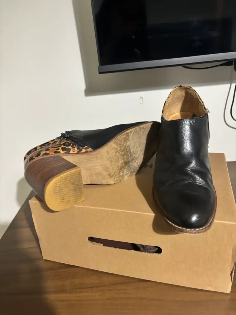 Botines de cuero negro con estampado animal print - 4